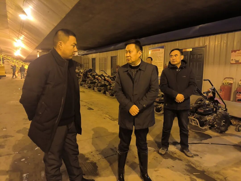 闻雪即动 彻夜不眠 全力以赴打好铲雪除冰主动仗